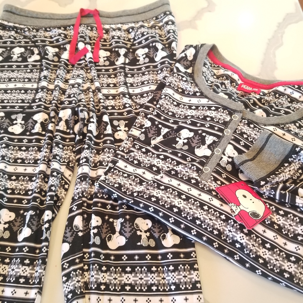 Pajamas Peanuts Snoopy Ladies Small PJs cozy